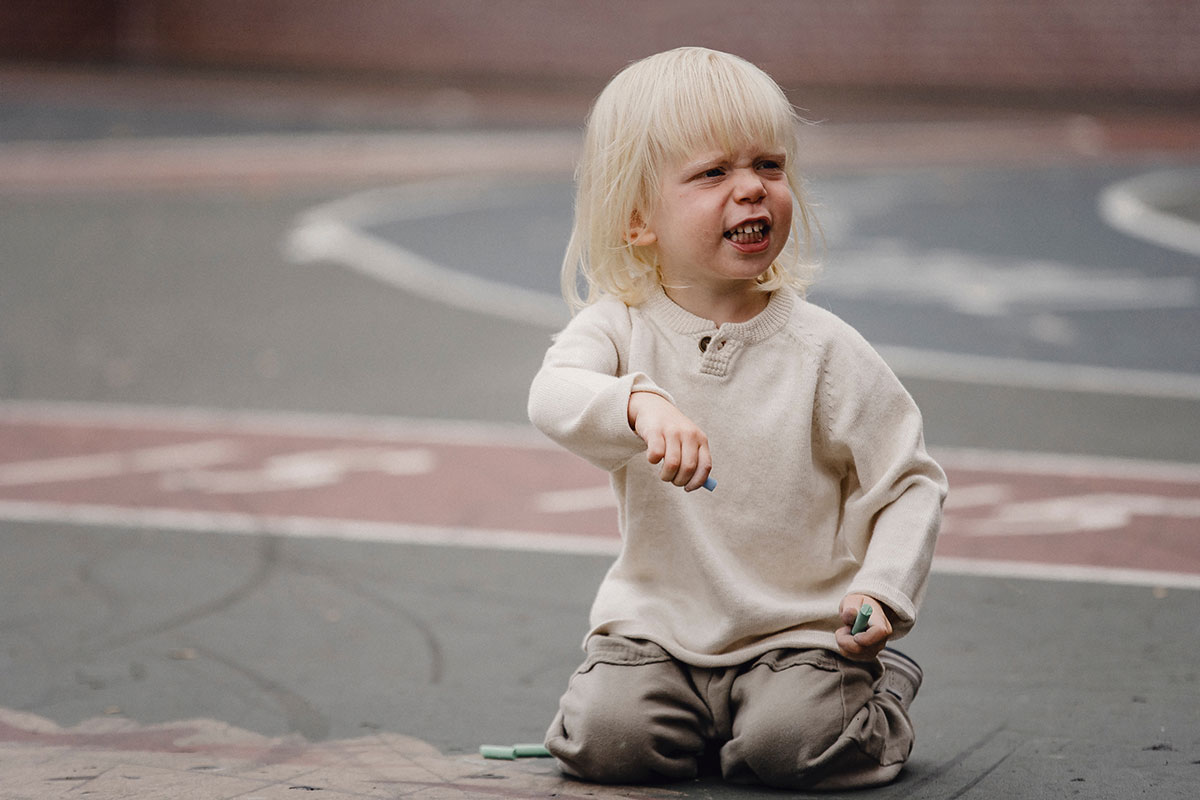ребенок плачет на игровой площадке