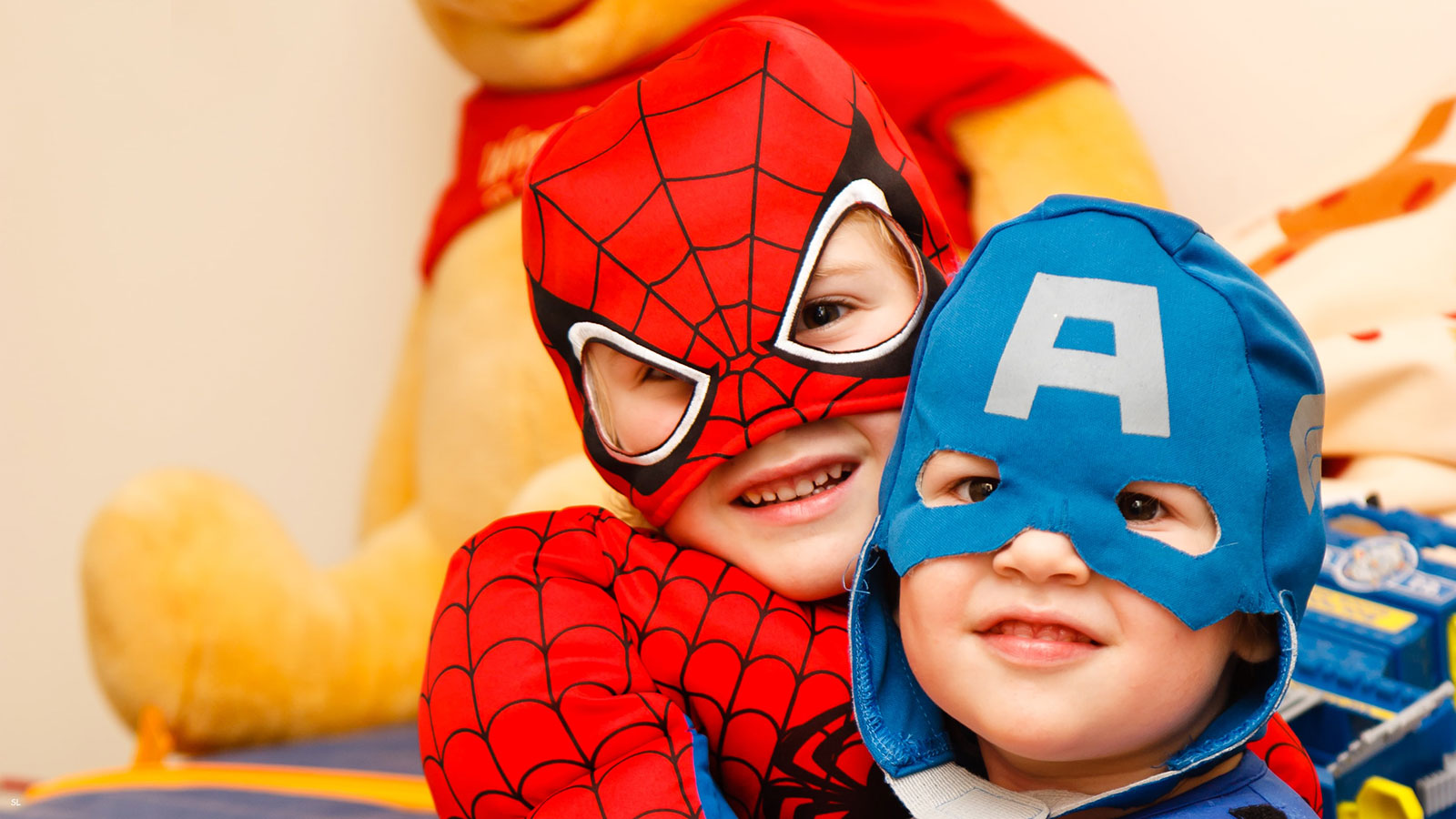 Дети в костюмах супергероев. Игра с воображением